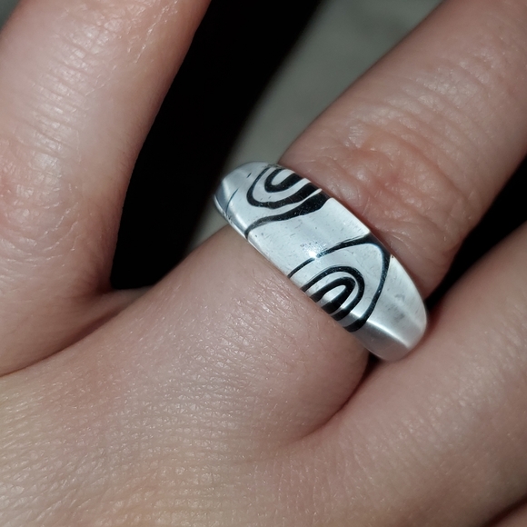 Source Unknown Jewelry - 🤍🖤White & black ring 6cm size 7 🥰